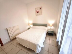 2 bedrooms, iron/ironing board, WiFi, bed sheets - Charming house with terrace and view in Appietto (Appietto)