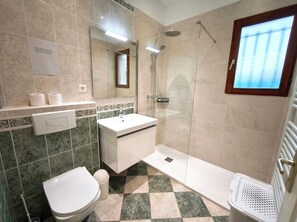 Shower, hair dryer, towels - Charming house with terrace and view in Appietto (Appietto)