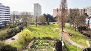 Un parc avec des sentiers, des arbres et un espace pique-nique.