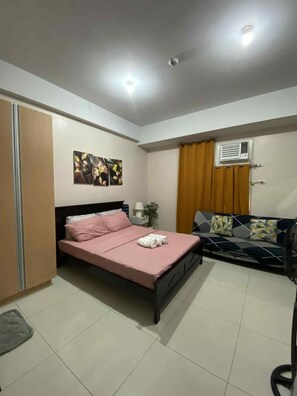 1 bedroom, iron/ironing board, WiFi, bed sheets - Cozy 1-bedroom condo in fabulous Pasay City with AC (Pasay City)