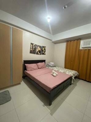 1 bedroom, iron/ironing board, WiFi, bed sheets - Cozy 1-bedroom condo in fabulous Pasay City with AC (Pasay City)