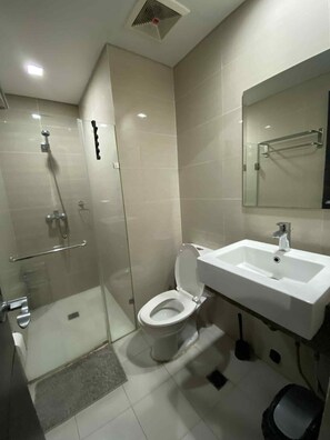 Shower, hair dryer, bidet, towels - Cozy 1-bedroom condo in fabulous Pasay City with AC (Pasay City)