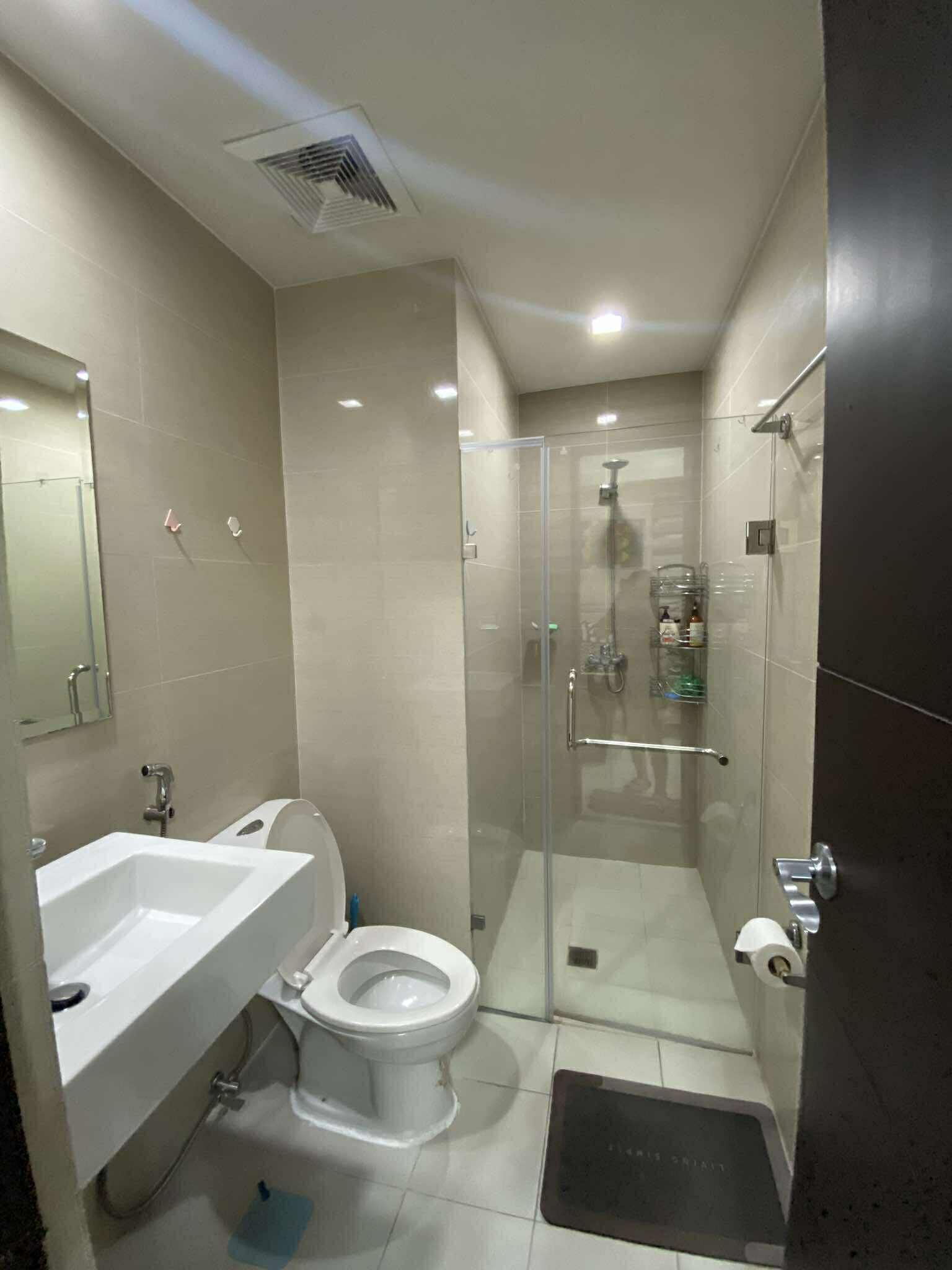 Regadera, secadora de cabello, bidet, toallas 
