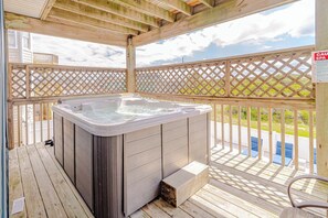 Outdoor spa tub - JL #824 - Semi-Oceanfront - Private Swimming Pool (Nags Head)