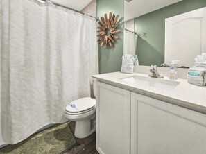 Bathroom - Charming 3-bedroom house in perfect Cape Coral with AC (Cape Coral)