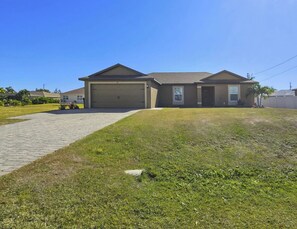 Exterior - Charming 3-bedroom house in perfect Cape Coral with AC (Cape Coral)