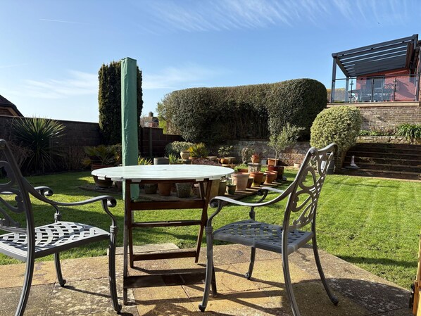 Outdoor dining - Hikers Retreat - stylish South Downs escape with private garden (East Dean)