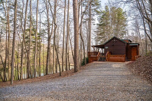 Pretty Pond | Quiet | Sleeps 4