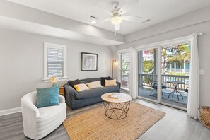 TV - Just Peachy: Shared Pool w/ Lazy River | Dog-Friendly (Kill Devil Hills)