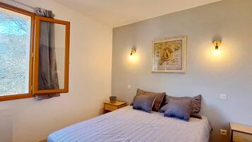 Comfort House, Patio, Mountain View | Blackout curtains, iron/ironing board, free WiFi