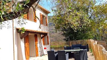 Maison Confort, patio, vue montagne | Restauration extérieure