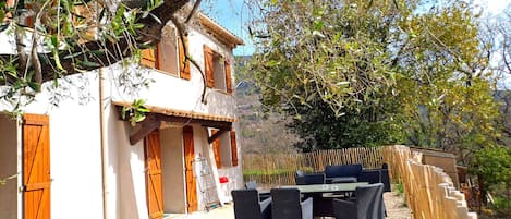 Comfort-talo, patio, vuoristonäköala | Ulkoruokailutilat