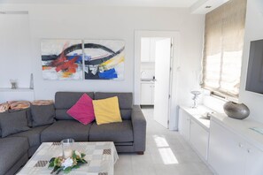 Apartment | Living room - Beachfront Vacation Apartment - Almunecar (Almunecar)