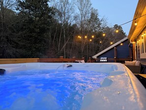 Outdoor spa tub - Buckhead Creekside Hideaway (Atlanta)