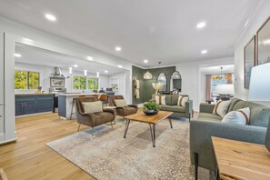 Smart TV - Buckhead Creekside Hideaway (Atlanta)