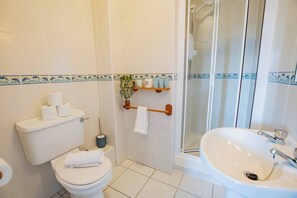 Haartrockner, Handtücher, Seife, Toilettenpapier