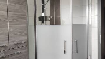 Dusche, Haartrockner, Handtücher, Seife