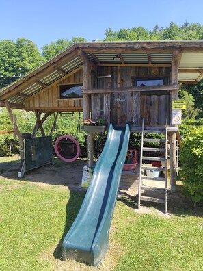 Children’s area - Apartment Bamberger - quietly located apartment with conservatory and garden (Schmalkalden)