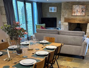 Dining - Luxury Cotswold Cottage Can Sleep 8. Secure Garden & Parking. Walks From Door (Poulton)