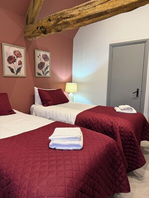3 bedrooms, iron/ironing board, WiFi, bed sheets - Luxury Cotswold Cottage Can Sleep 8. Secure Garden & Parking. Walks From Door (Poulton)