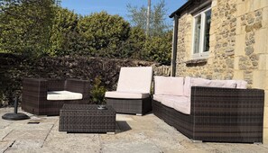 Terrace/patio - Luxury Cotswold Cottage Can Sleep 8. Secure Garden & Parking. Walks From Door (Poulton)
