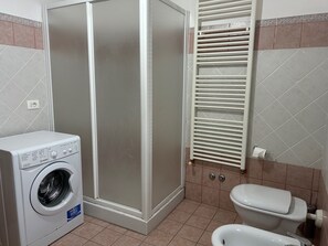 Shower, hair dryer, bidet, towels - House with 4 rooms pool and AC (Gaglietole)