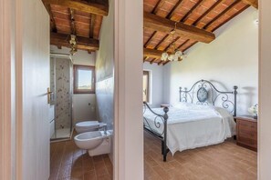 Douche, sèche-cheveux, bidet, serviettes fournies