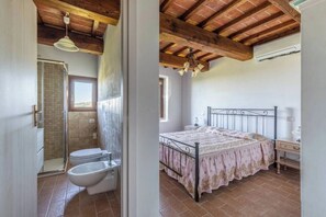 Douche, sèche-cheveux, bidet, serviettes fournies