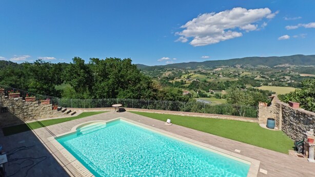 Una piscina con vista su un paesaggio rurale.