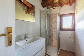 Douche, sèche-cheveux, bidet, serviettes fournies