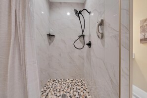 Douche, serviettes fournies, savon, papier de toilette