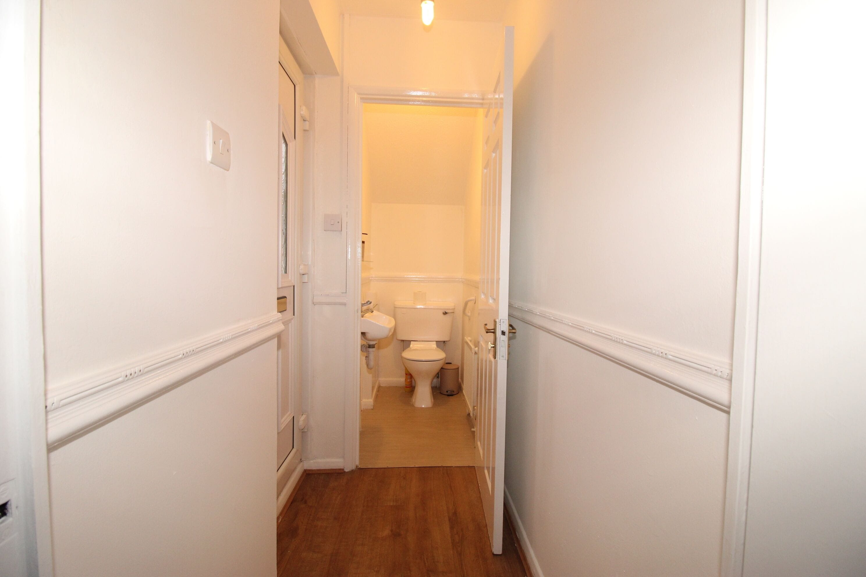 Haartrockner, Handtücher, Seife, Toilettenpapier