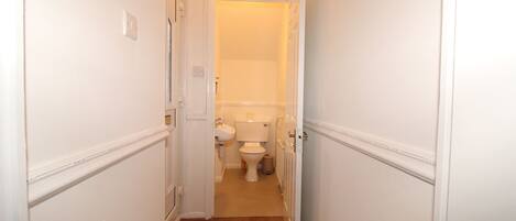 Haartrockner, Handtücher, Seife, Toilettenpapier