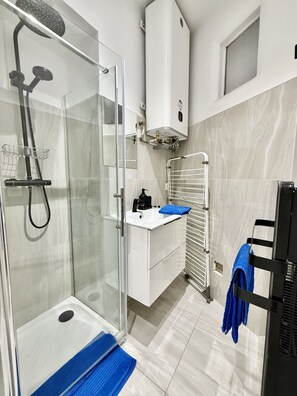 Shower, hair dryer, towels - Bright and modern flat next to the sea (Menton)