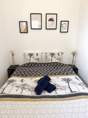 1 bedroom, free WiFi, bed sheets - Bright and modern flat next to the sea (Menton)
