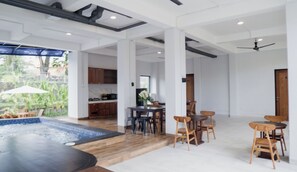 Indoor pool - Escotel Majestica (Canggu)