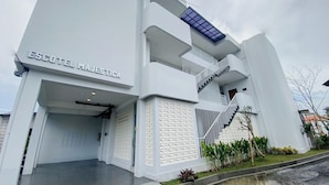 A modern building with the sign 'ESCOTEL MAJESTICA' indicating a hotel.