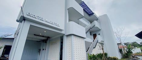 Un edificio moderno con un letrero que dice 'ESCOTEL MAJESTICA'.