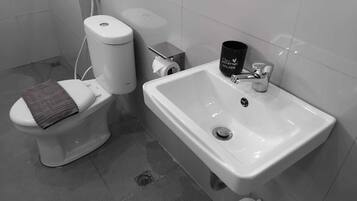 Deluxe Double Room | Bathroom