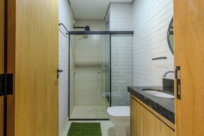 Douche, séchoir à cheveux, serviettes fournies