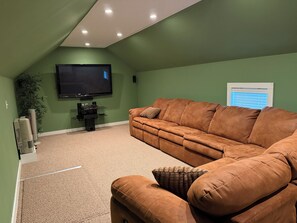 TV - In-Town Rangely, Ski/Sled/ATV Direct Trail Access! 4 Bdrm, 15 min to Saddleback. (Rangeley)