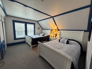 4 bedrooms, iron/ironing board, WiFi, bed sheets - In-Town Rangely, Ski/Sled/ATV Direct Trail Access! 4 Bdrm, 15 min to Saddleback. (Rangeley)