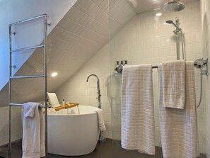 Shower, hair dryer, towels, soap - 3-bedroom house in gorgeous Maynard with cool AC breeze (Maynard)