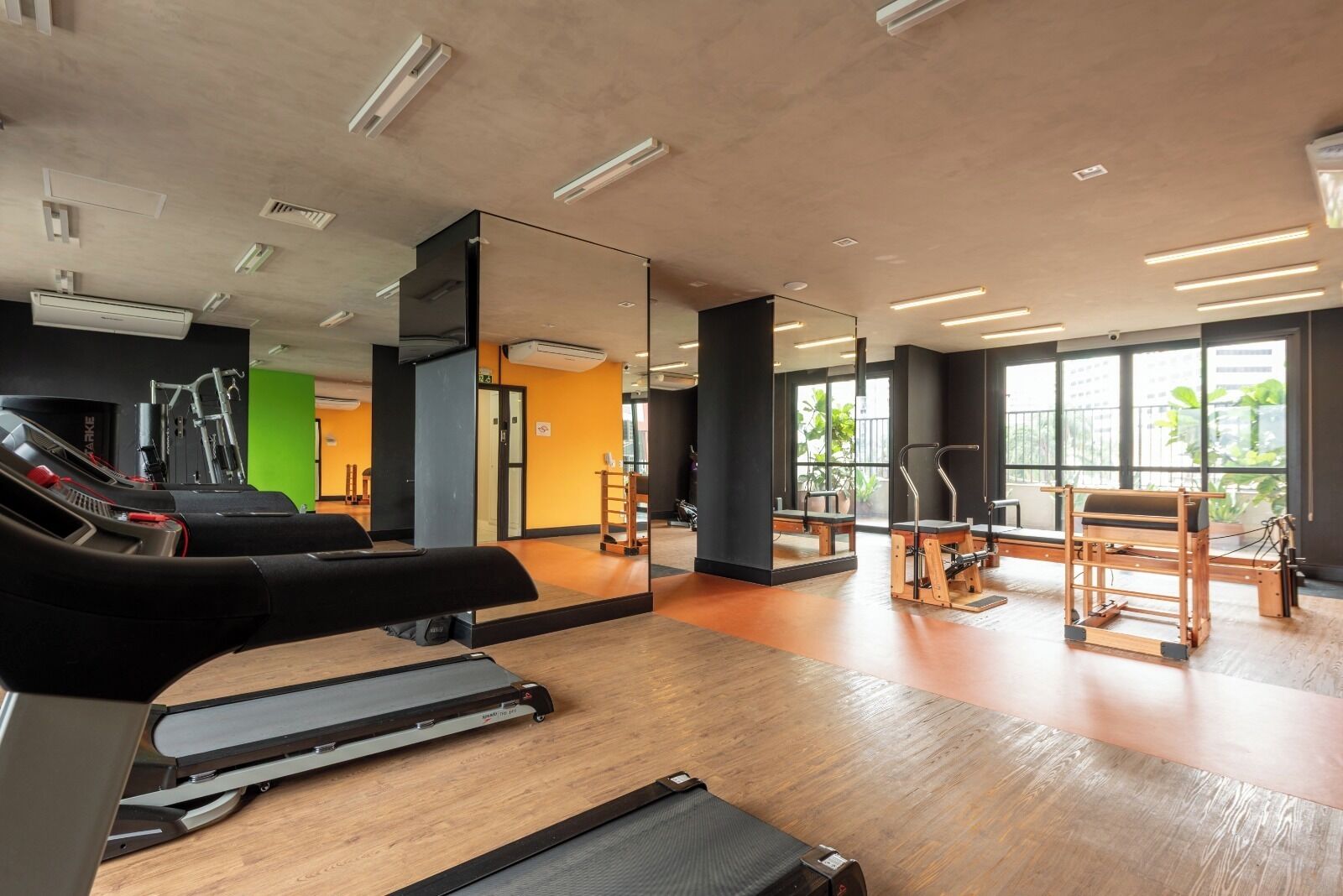 Departamento Deluxe, balcón, vista a la ciudad | Sala de fitness