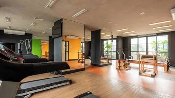 Departamento Deluxe, balcón, vista a la ciudad | Sala de fitness