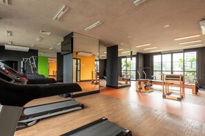 Departamento Deluxe, balcón, vista a la ciudad | Sala de fitness