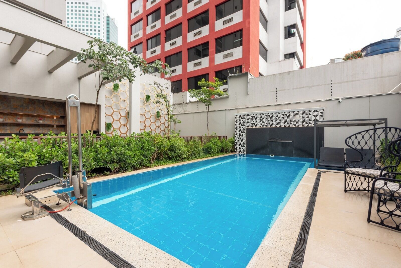 Departamento Deluxe, balcón, vista a la ciudad | Alberca