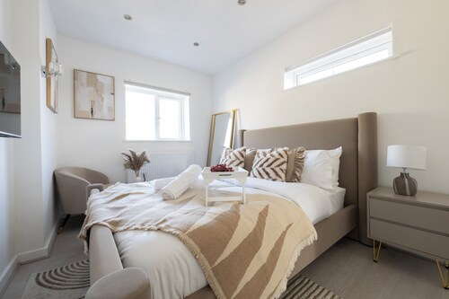 Stunning 1BR I 10 mins drive from Bluewater Shopping Center