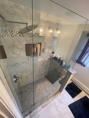 Shower, hair dryer, towels - Pool Escape in East Falmouth (East Falmouth)