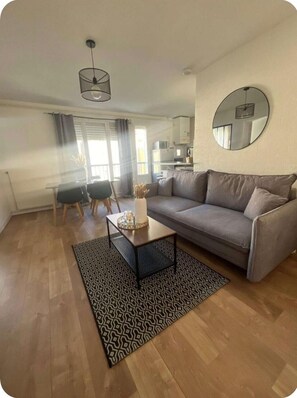 Living area - Vrbo Property (Valence)